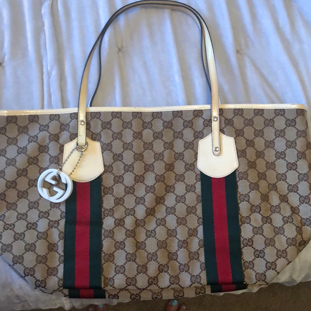 100%Gucci off white patent leather handle like new worn a handful of times.